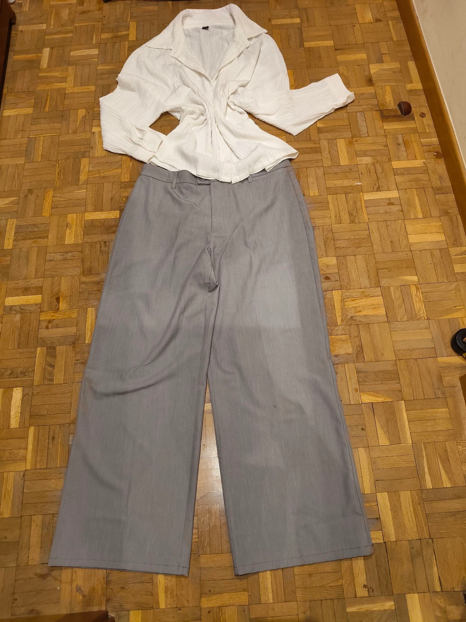 Mango-Breed uitlopende grijze broek en wit gestructureerd top – photo 2